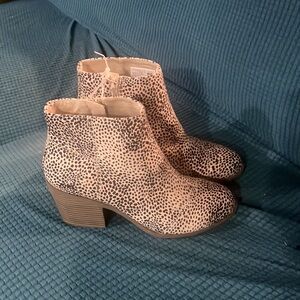 NWT   TOMS   Women's Beige Mini Cheetah Leather PU Wedge Bootie  Size 7